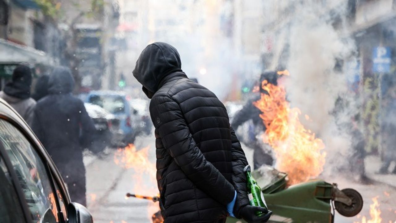 Yunanistan’da öğrenciler 3 gündür sokakta