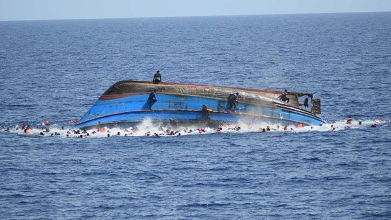 Hindistan'da öğrenci taşıyan tekne alabora oldu: 14 ölü
