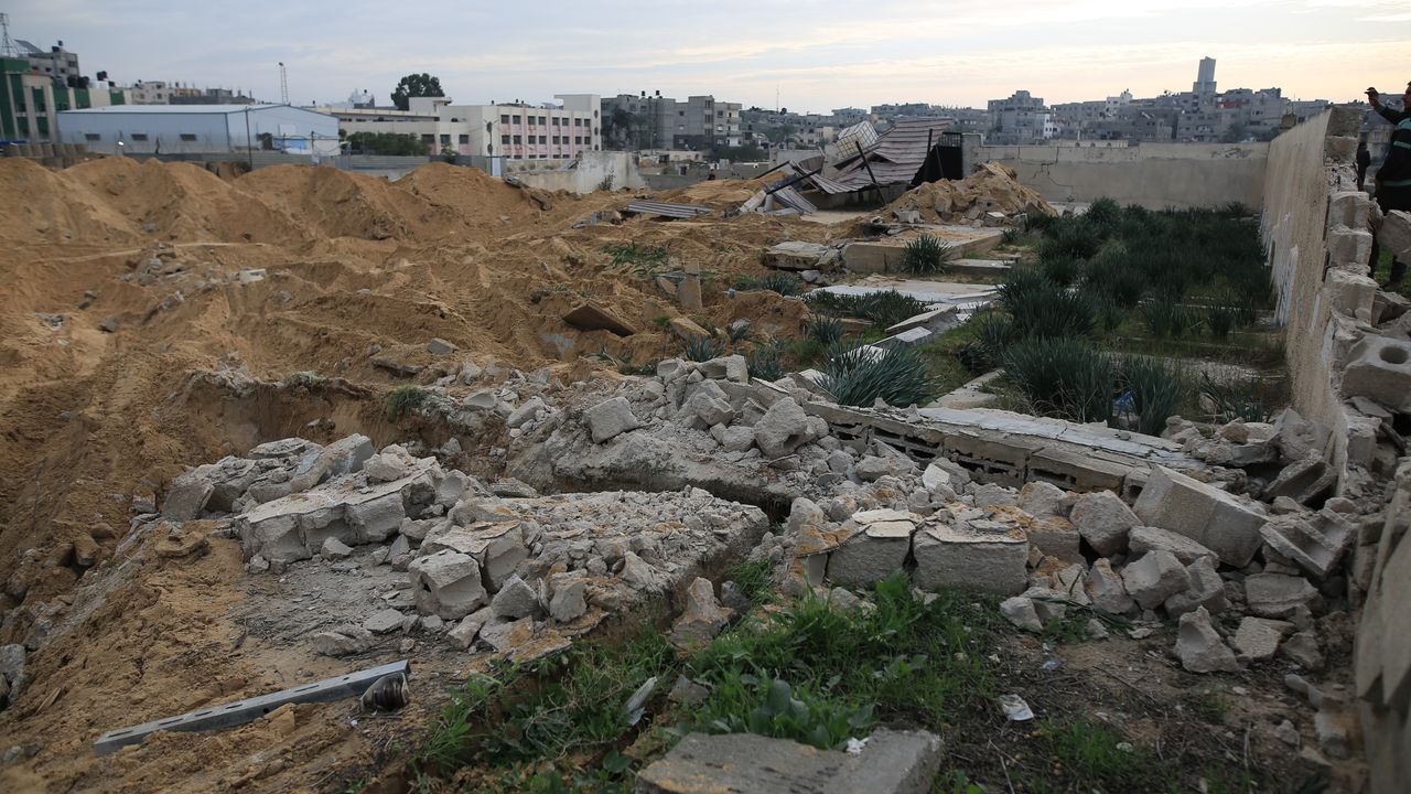 İşgalci İsrail, Gazze'de kabristanı yıktı
