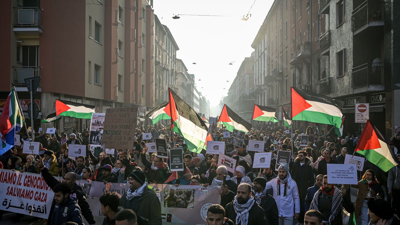 Milano'da binlerce kişi Filistin için yürüdü