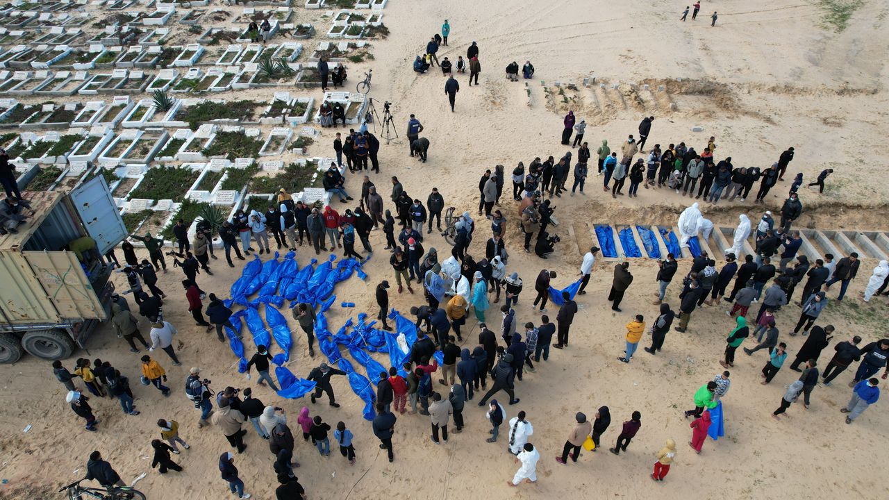 100 Filistinlinin cenazesi toplu mezara defnedildi