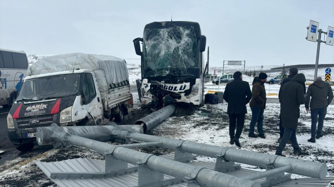 Ağrı'da yolcu otobüsü kaza yaptı: 11 kişi yaralandı