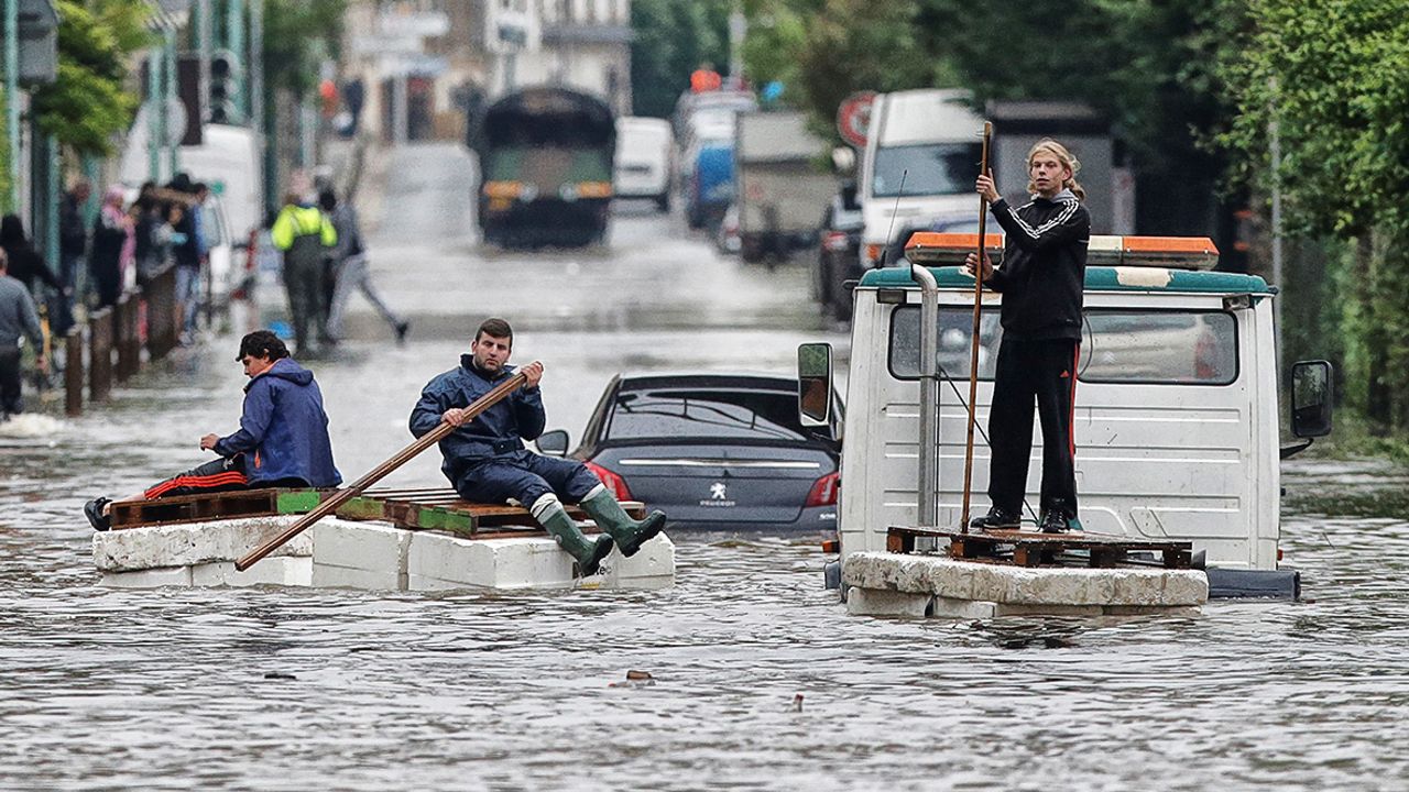 Fransa'da 10 bölge için sel uyarısı yapıldı