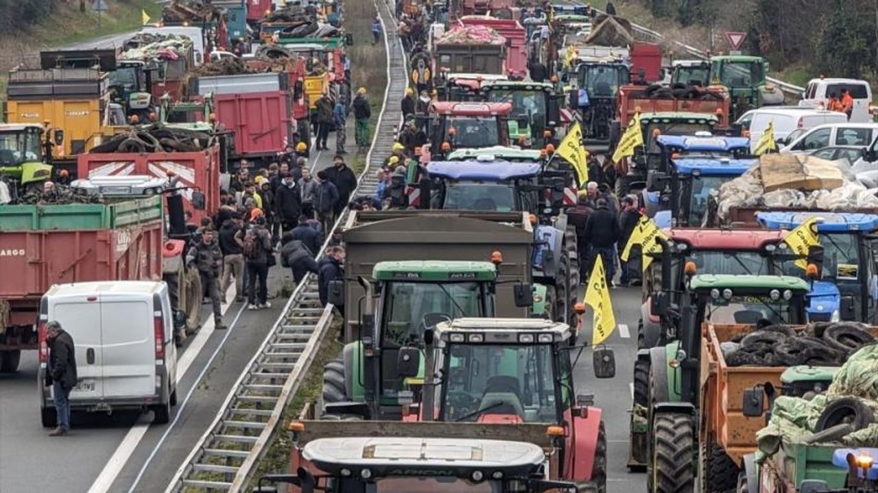 Fransız çiftçiler Paris'i kuşatıyor