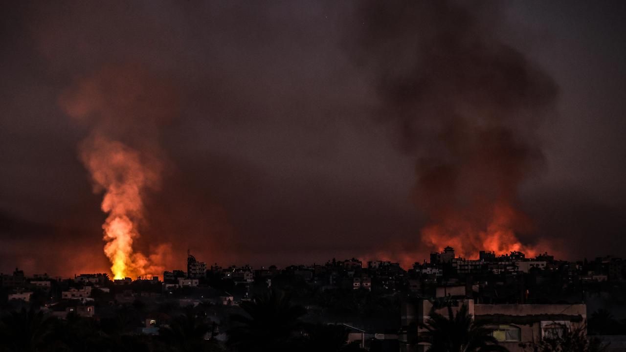Siyonistler, Gazze'yi gece boyunca bombaladı