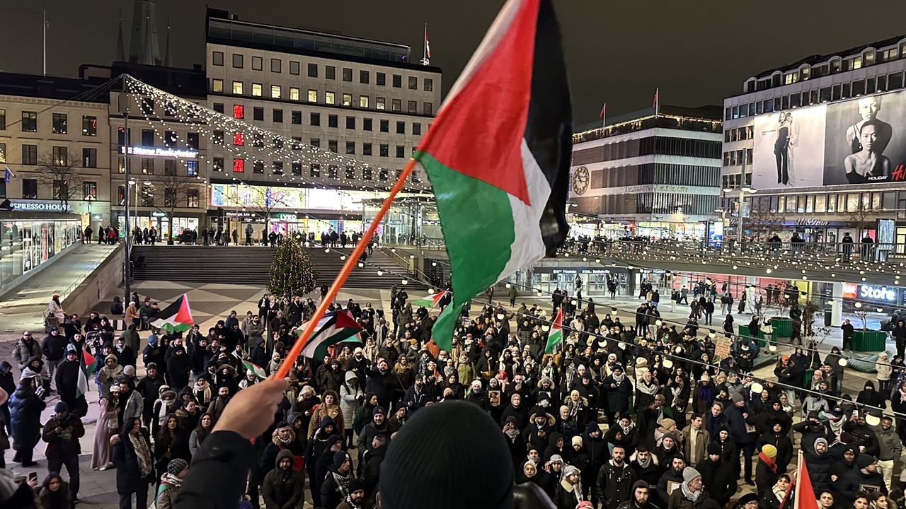 İsveç'te yılbaşı kutlamasını iptal eden yüzlerce kişiden Gazze'ye destek gösterisi