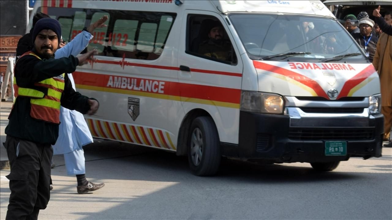 Pakistan'da bombalı saldırı: 6 polis öldü