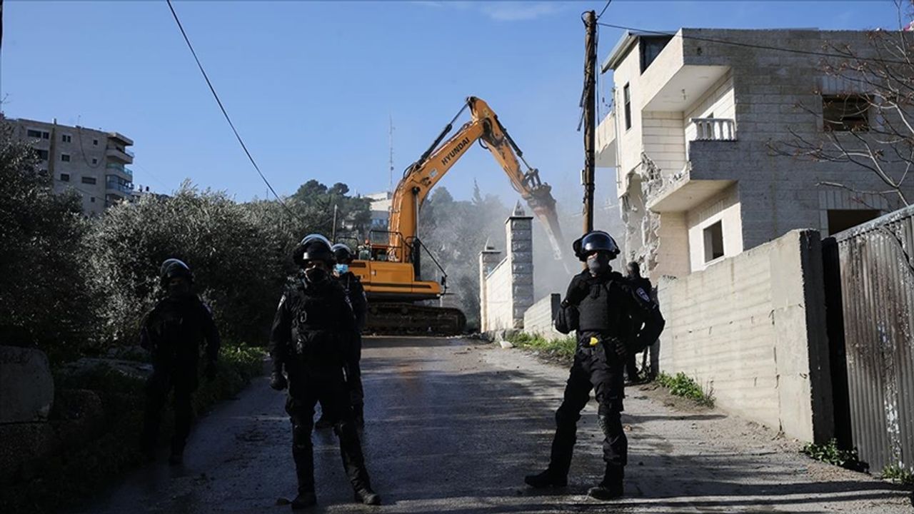 İşgalci İsrail, Batı Şeria'da Filistinlilere ait 2 evi yıktı
