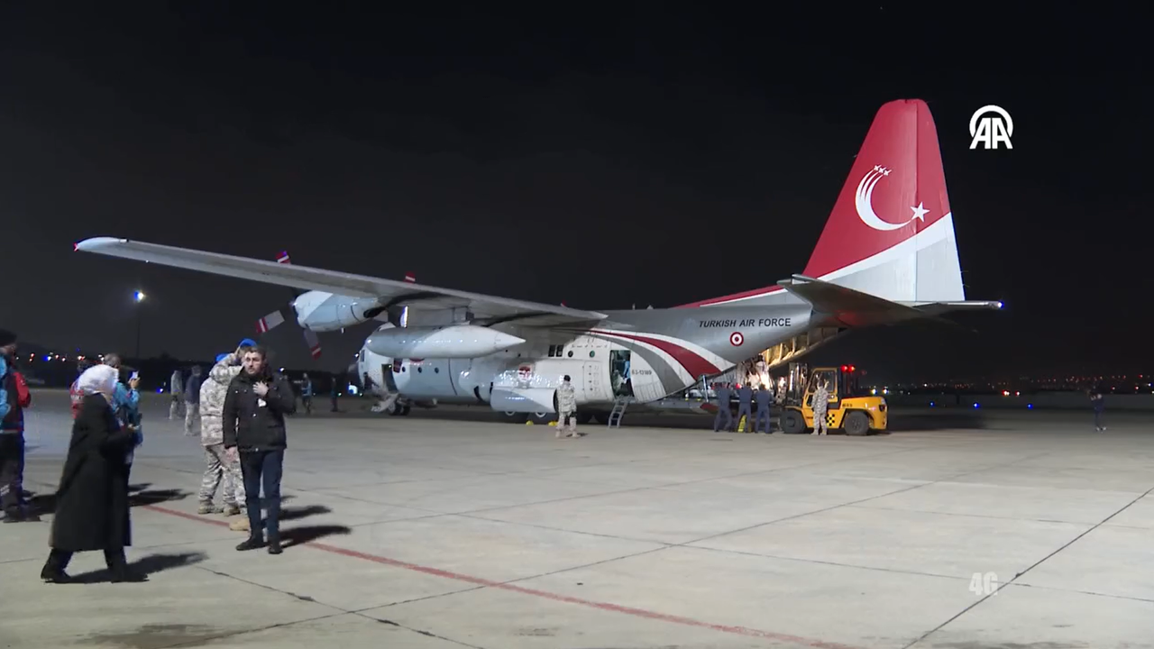Gazzeli hasta ve refakatçilerini taşıyan askeri uçak Ankara'ya indi