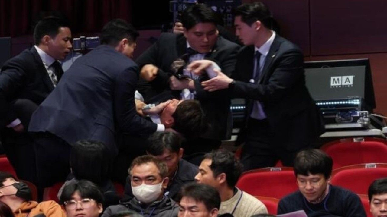 Güney Kore Devlet Başkanı'nın elini bırakmayan vekil salondan atıldı