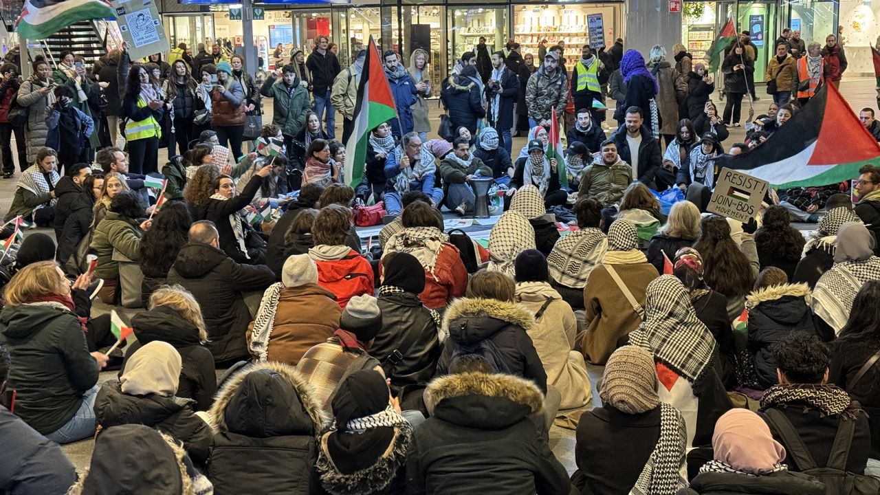 Hollanda'da Filistin'e destek için oturma eylemi yapıldı