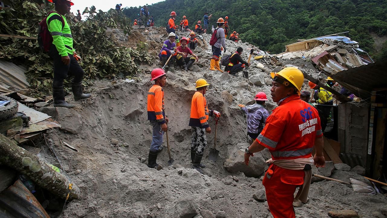 Filipinler'deki toprak kaymasında 10 kişi öldü, kayıp 49 kişiyi aranıyor