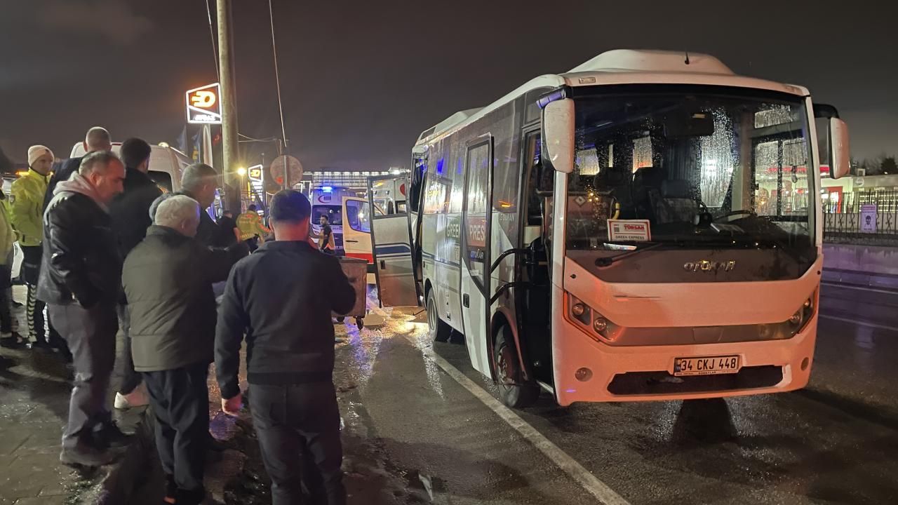 Bursa'da midibüs elektrik direğine çarptı: 10 yaralı