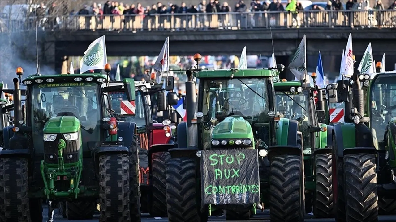 Fransa'da çiftçilerin eylemleri sürüyor
