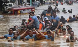 Filipinler'de sel: Kayıp 26 kişi aranıyor