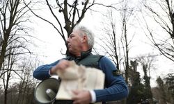 Hollanda'da ırkçı PEGIDA hareketi lideri Wagensveld Kur'an-ı Kerim yırttı