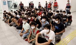 Çanakkale'de 64 kaçak göçmen ile 4 organizatör yakalandı