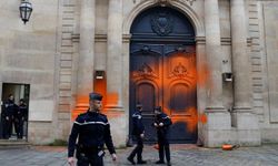 Aktivistler Fransa Başbakanlık binasını hedef aldı