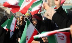 İran'da öğrenciler Fransa'nın Tahran Büyükelçiliği önünde eylem düzenledi