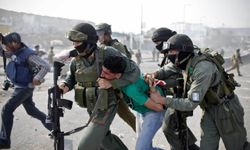 İşgal rejimi güçleri Batı Şeria'da 33 Filistinliyi esir aldı