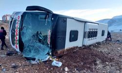 Afyonkarahisar'da yolcu otobüsü devrildi: 8 kişi öldü, 35 kişi yaralandı.