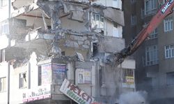 Diyarbakır’da yıkımına başlanan 9 katlı bina çöktü