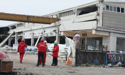 Depremde hasar gören fabrika çöktü: 1 ölü, 4 yaralı