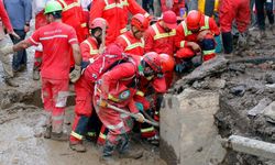 İran, Afganistan'daki deprem bölgesine 10 kurtarma ekibi gönderdi