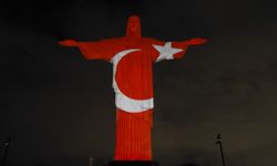 Brezilya'da Kurtarıcı İsa heykeline Türkiye ve Suriye bayrakları yansıtıldı