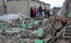 İran'da 5,6 büyüklüğündeki depremde yaralı sayısı 165'e yükseldi