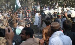 Pakistan'da, halk ile polis arasındaki çatışmalar sürüyor