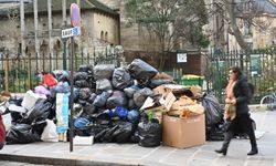 Paris'te grevdeki çöp toplayıcıları zorla çalıştırılmaya başlandı