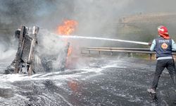Akaryakıt tankeri kamyonete çarpıp alev aldı: 2 ölü