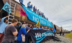 İklim aktivistleri kömür taşıyan treni bastı