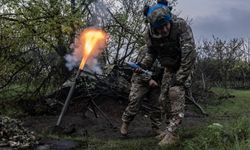 Ukraynalı topçular Bahmut cephesinde yoğun top atışı gerçekleştiriyor