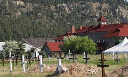 Kanada'daki bir yatılı kilise okulunun alanında 88 kayıtsız mezar bulundu
