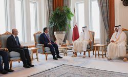 Cumhurbaşkanı Yardımcısı Yılmaz ve Bakan Şimşek Katar Emiri ile görüştü