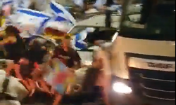 Siyonist rejim İsrail'de göstericilerin üzerine araç sürüldü