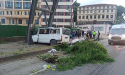 Giresun'da işçilerin bulunduğu minibüs üst geçide çarptı: 1 ölü