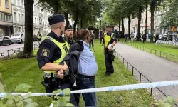 İsveç'te Kur'an-ı Kerim yakılmasına karşı çıkan kişiyi polis engelledi