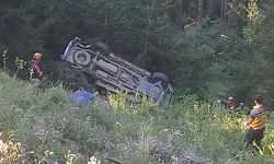 Artvin'de yamaçtan yuvarlanan ağaç kamyonete çarptı: 1 ölü, 1 yaralı