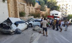 Antalya'da 11 araca çarparak devrilen beton mikserinin şoförü yaralandı