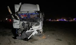 Konya'da iki kamyon ve bir otomobilin karıştığı kazada 2 kişi öldü