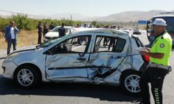 Malatya'da cezaevi aracıyla otomobil çarpıştı: 1 ölü, 4 yaralı