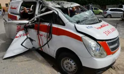 Katil İsrail, Gazze'de iki ambulansa ateş açtı: 3 yaralı