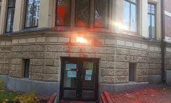 Türkiye'nin Helsinki Büyükelçiliği'ne boyalı ve sis bombalı saldırı
