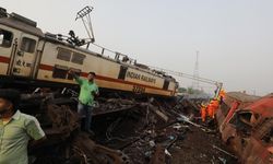 Hindistan'da tren kazasında ölü sayısı 13'e yükseldi