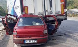 Tokat'ta otomobil tırın altına girdi: 3 ölü