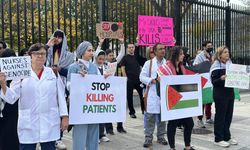 Beyaz Saray önünde toplanan doktor ve hemşireler Gazze'ye destek verdi