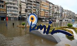 İzmir'de deniz taştı, sokaklar su altında kaldı